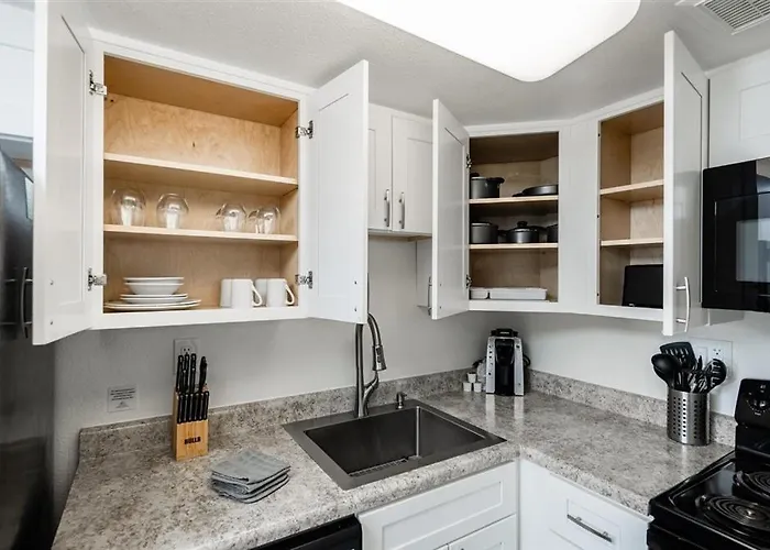 103 Fully Furnished 1br Suite-prime Location *